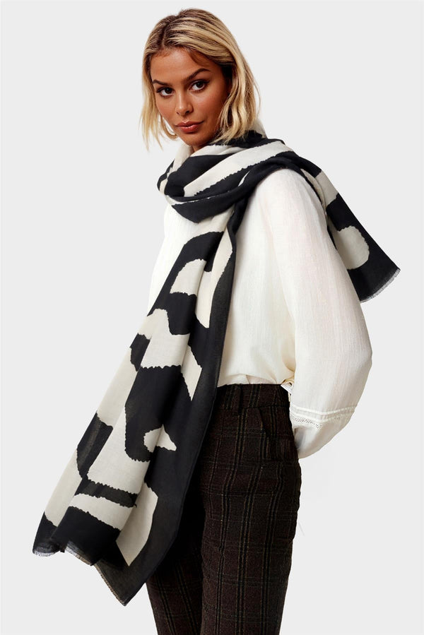 Zwarte abstracte print sjaal met franjes in beige