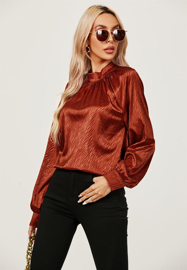 Satijnen blouse met halternek en lange mouwen in koperrood