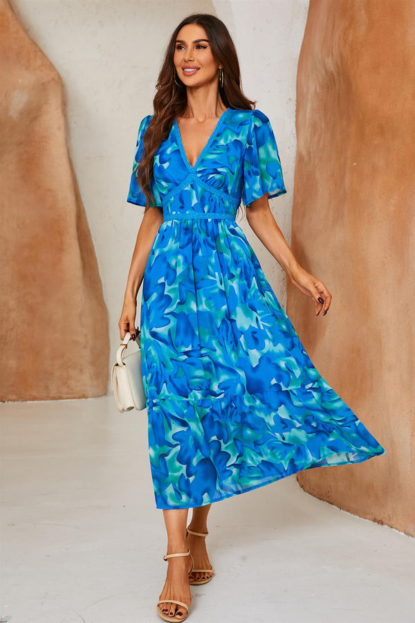 Maxi-jurk met abstracte bloemenprint, kantdetail en engelmouwen in blauw 