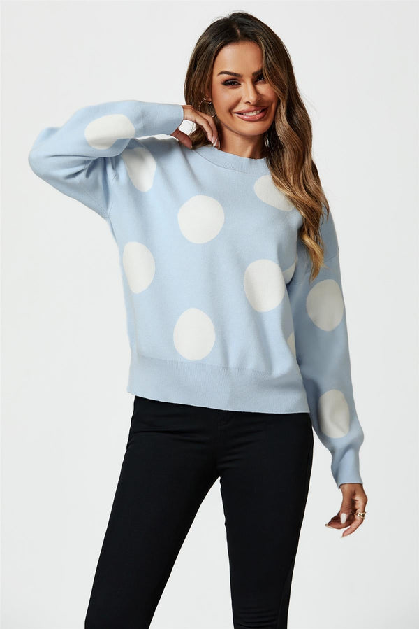Gebreide trui met stippenpatroon in blauw