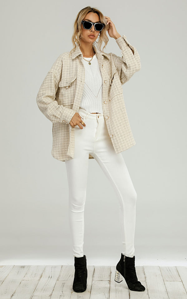 Oversize-Hemdjacke mit Perlmuttknöpfen und Karomuster in Creme
