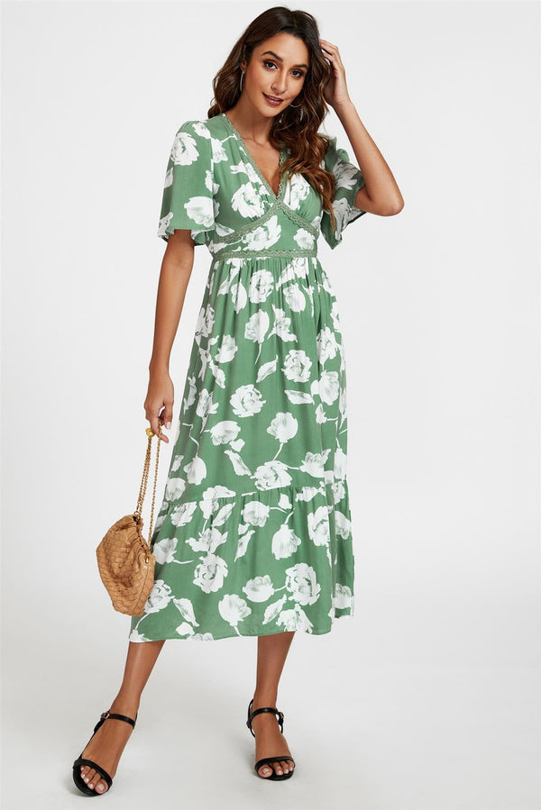 Witte midi-jurk met bloemenprint, kantdetail en engelmouwen in groen