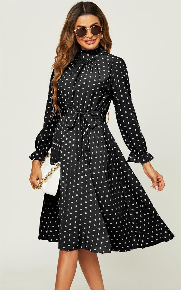 Midi-jurk met hoge hals, lange mouwen, ruches en plooien in zwart met stippen