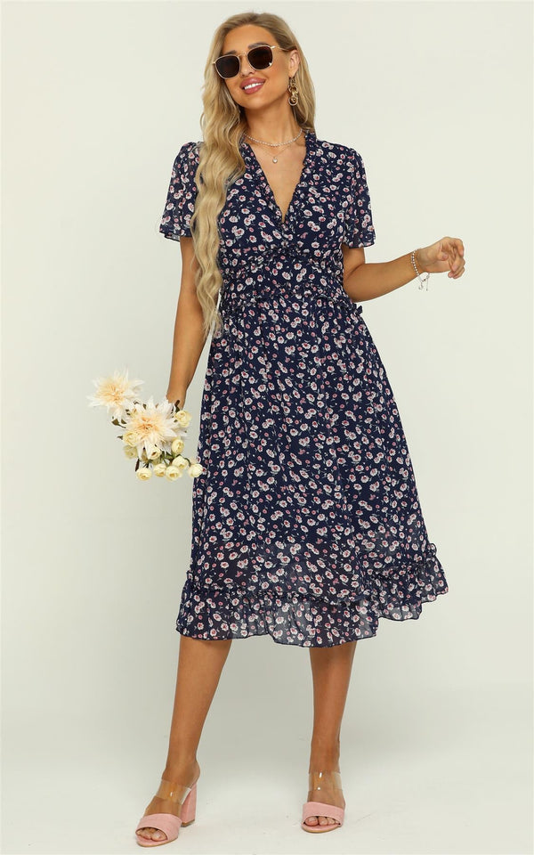 Chiffon midi-jurk met engelmouwen, ruches en V-hals in marineblauwe bloemenprint